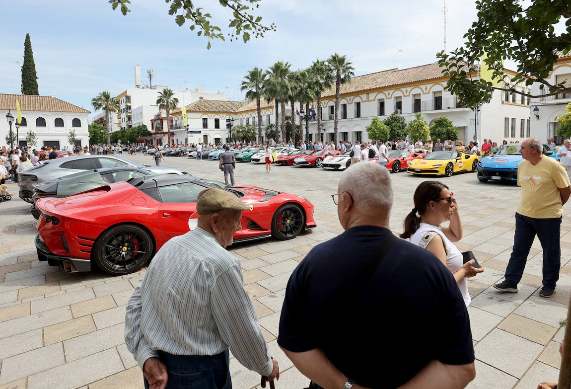 La espectacular concentración de ferraris en Palma del Río, en imágenes