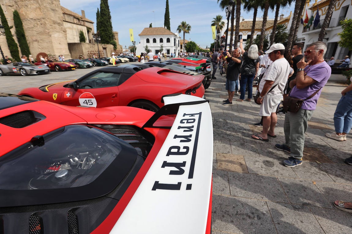 La espectacular concentración de ferraris en Palma del Río, en imágenes