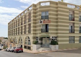 La Guardia Civil, obligada a refugiarse en una habitación tras un altercado en el hotel que acoge inmigrantes en Almería