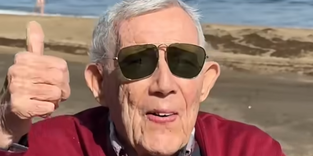 Juan cumple el sueño de su vida de conocer Canarias a los 100 años