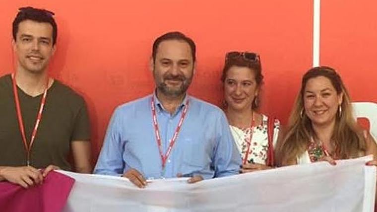 José Luis Ábalos y Leire Díez junto a varios militantes del PSOE
