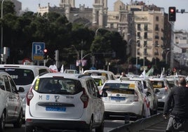 Todos los cortes de tráfico y las líneas de EMT que cambian su ruta por la huelga de taxistas este miércoles en Madrid