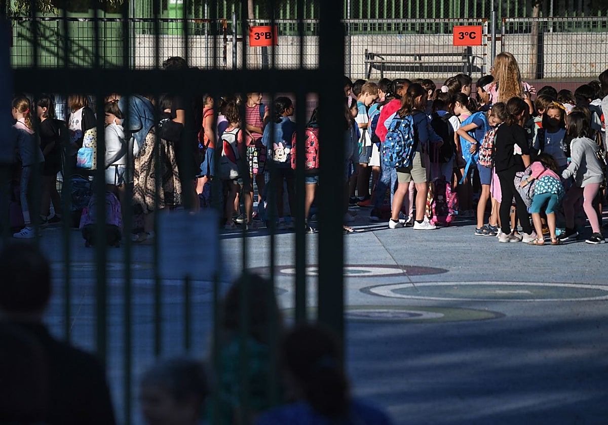 Alumnos en el patio de un colegio madrileño