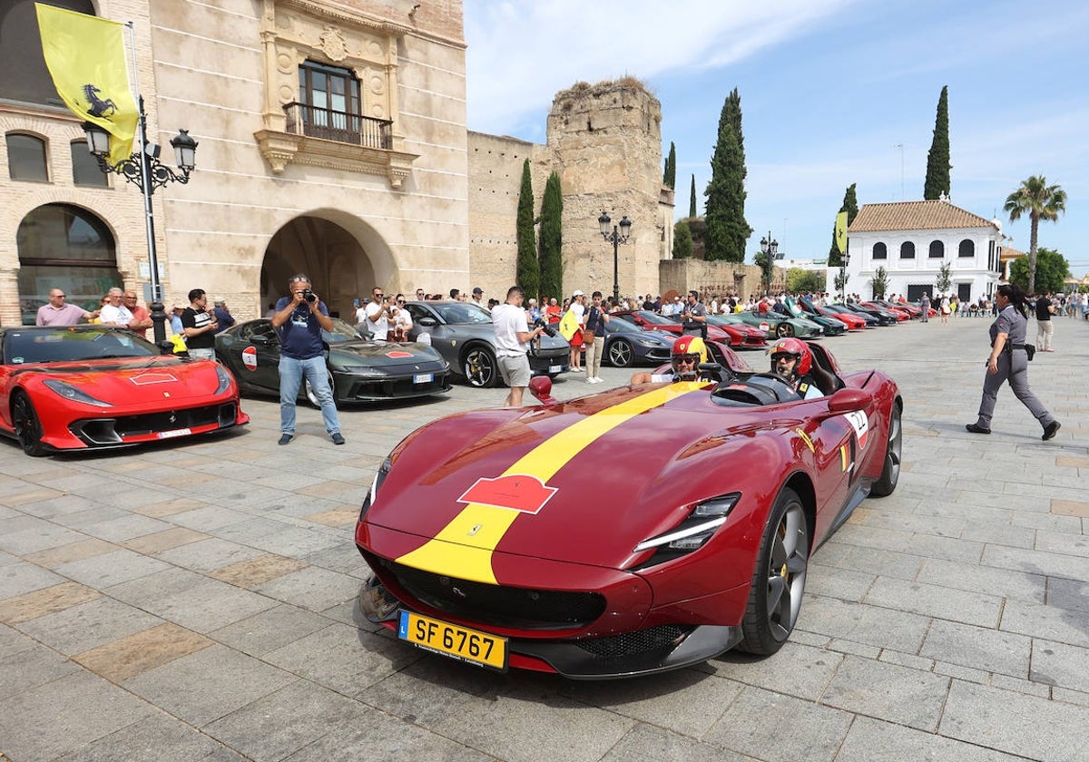 La espectacular concentración de ferraris en Palma del Río, en imágenes