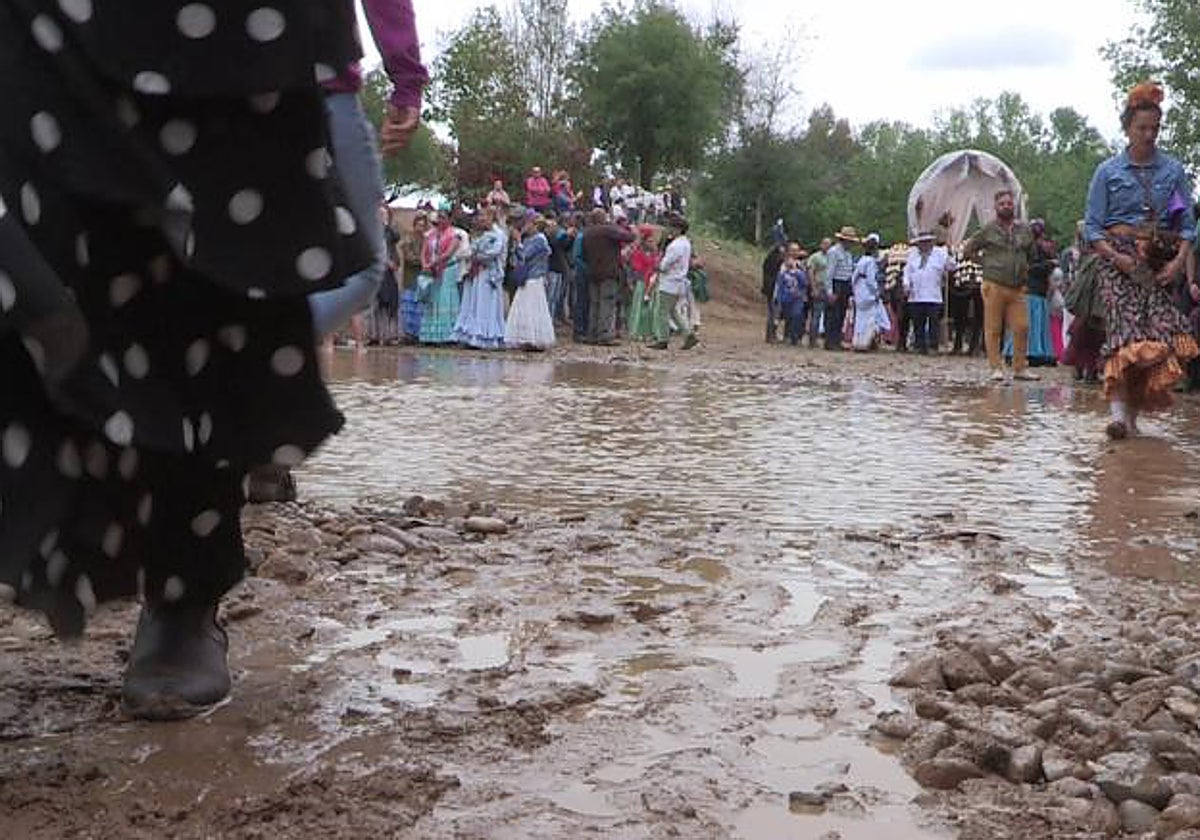 Paso de las diferentes hermandades por el Vado del Quema en la localidad sevillana de Aznalcázar