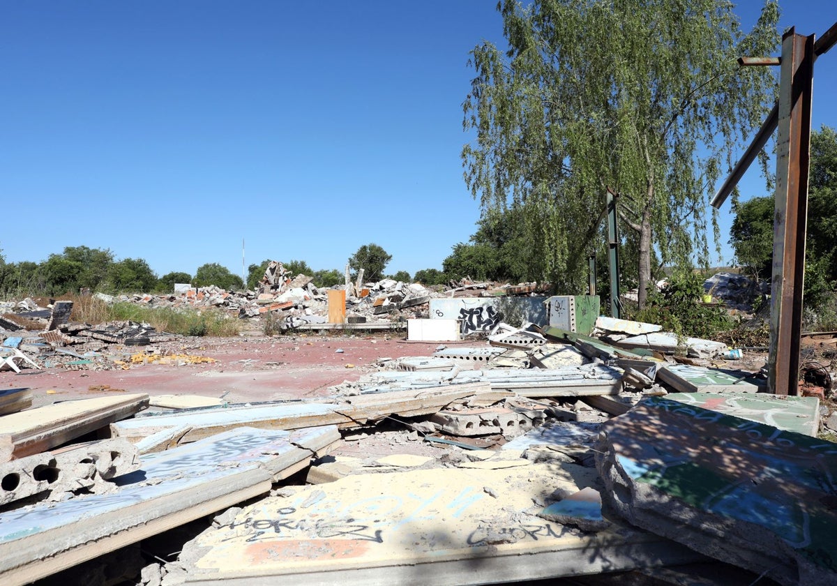 Restos de las casas demolidas donde habitaban los familias