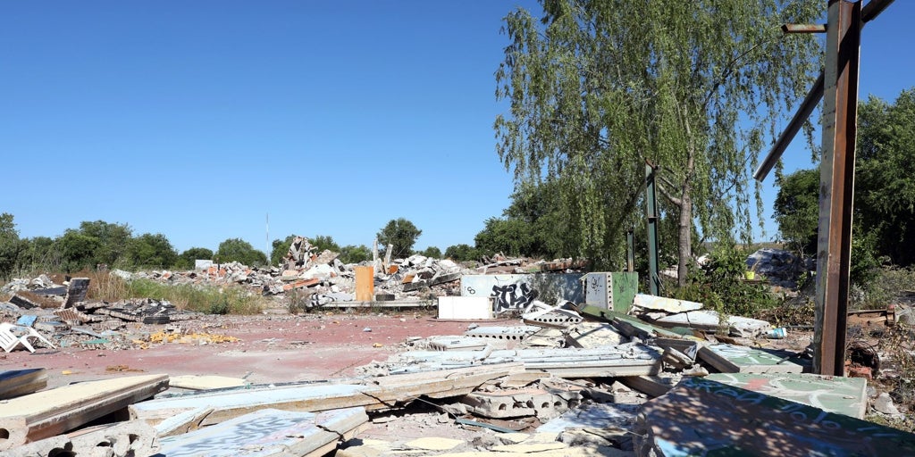 El Ayuntamiento exige a la Junta una «solución indefinida» a las familias de La Peraleda y que deje de politizar el tema