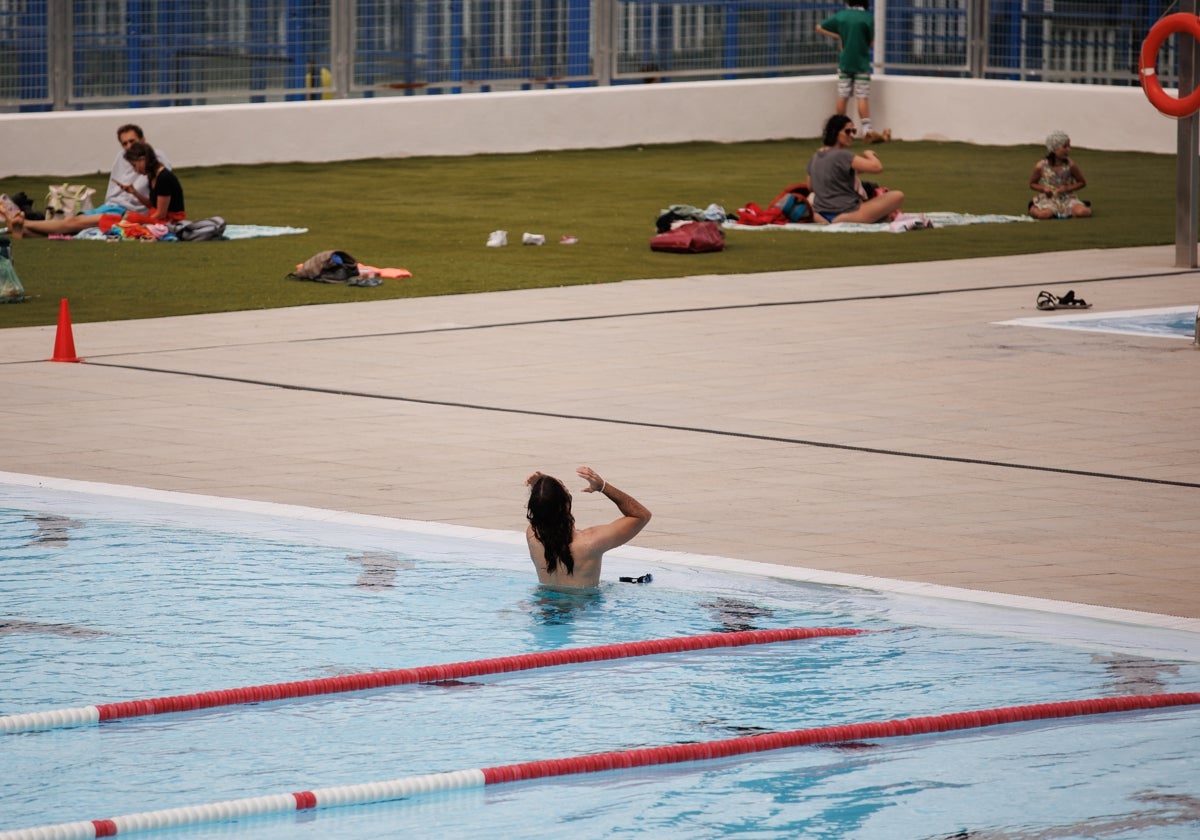 Varias personas en la piscina del Centro Deportivo Municipal José María Cagiga
