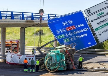Muere un matrimonio al volcar un camión en la ronda de Burgos