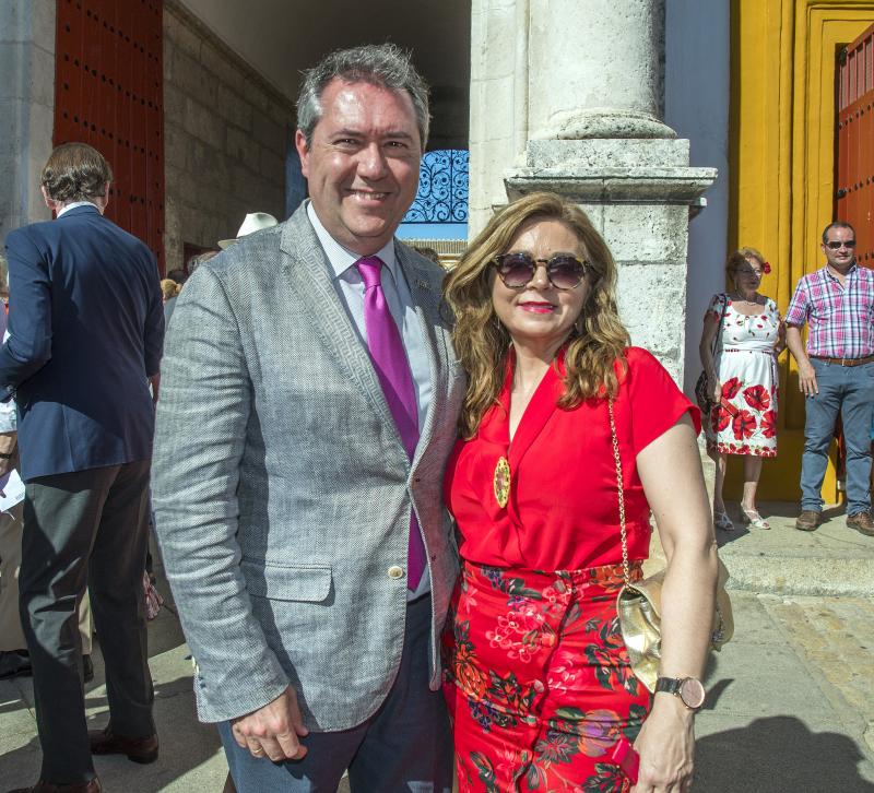 Juan Espadas, ex secretario general del PSOE andaluz, junto a su mujer Carmen Ibanco