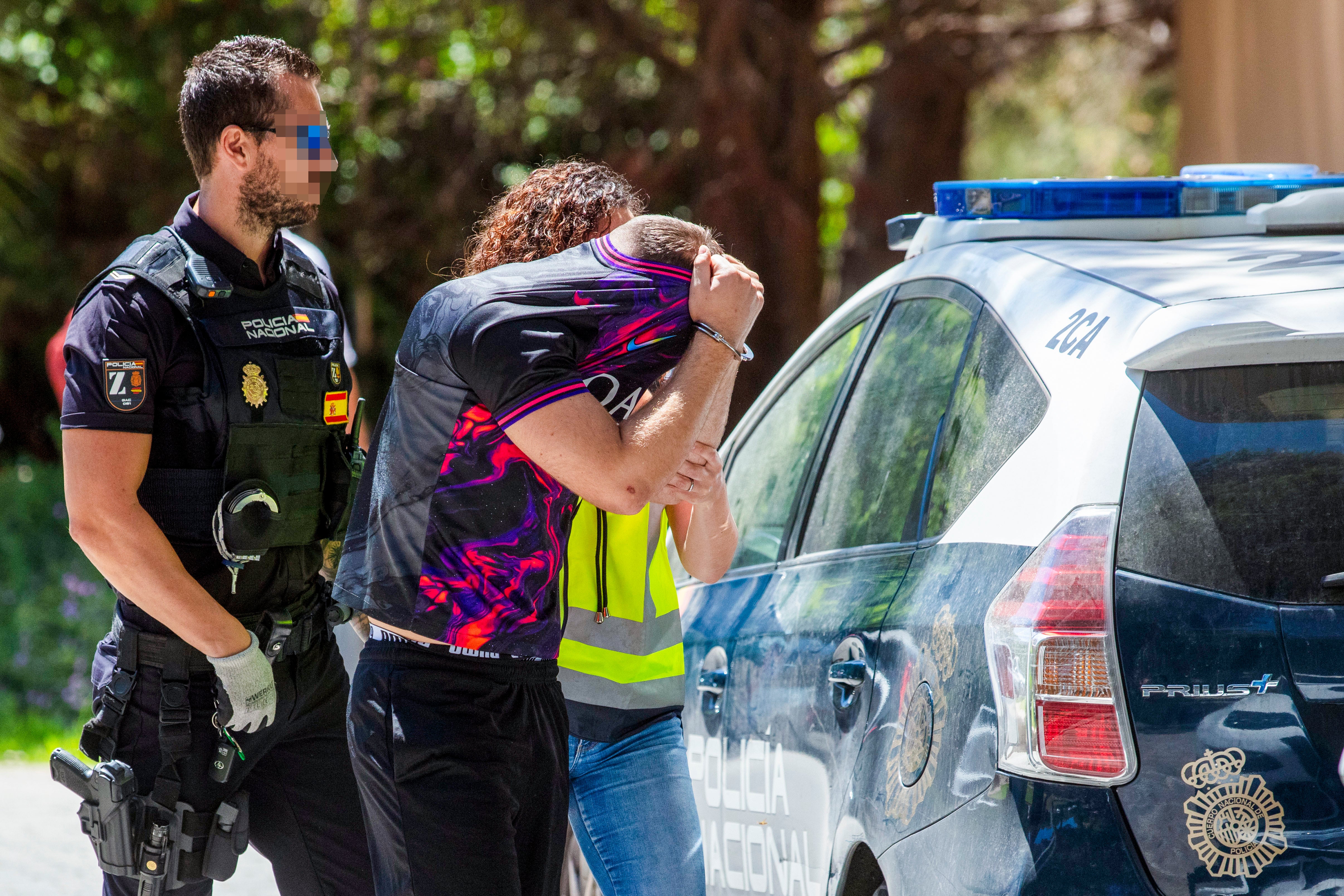 Agentes de Policía se llevan detenido a un hombre acusado de agresión sexual, el verano pasado, en Mallorca