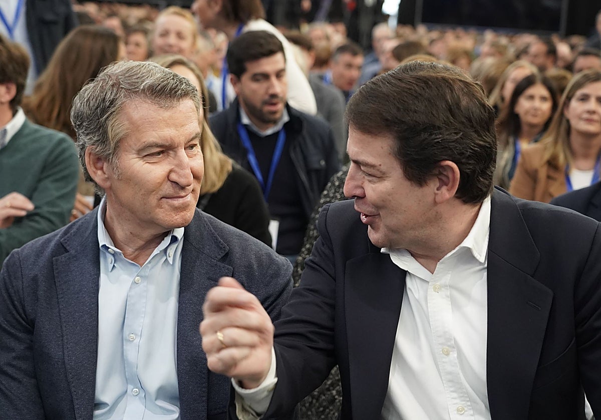 Los presidentes autonómico y nacional del PP, Alfonso Fernández Mañueco, y Alberto Núñez Feijóo, durante la última Intermunicipal del PP en Valladolid