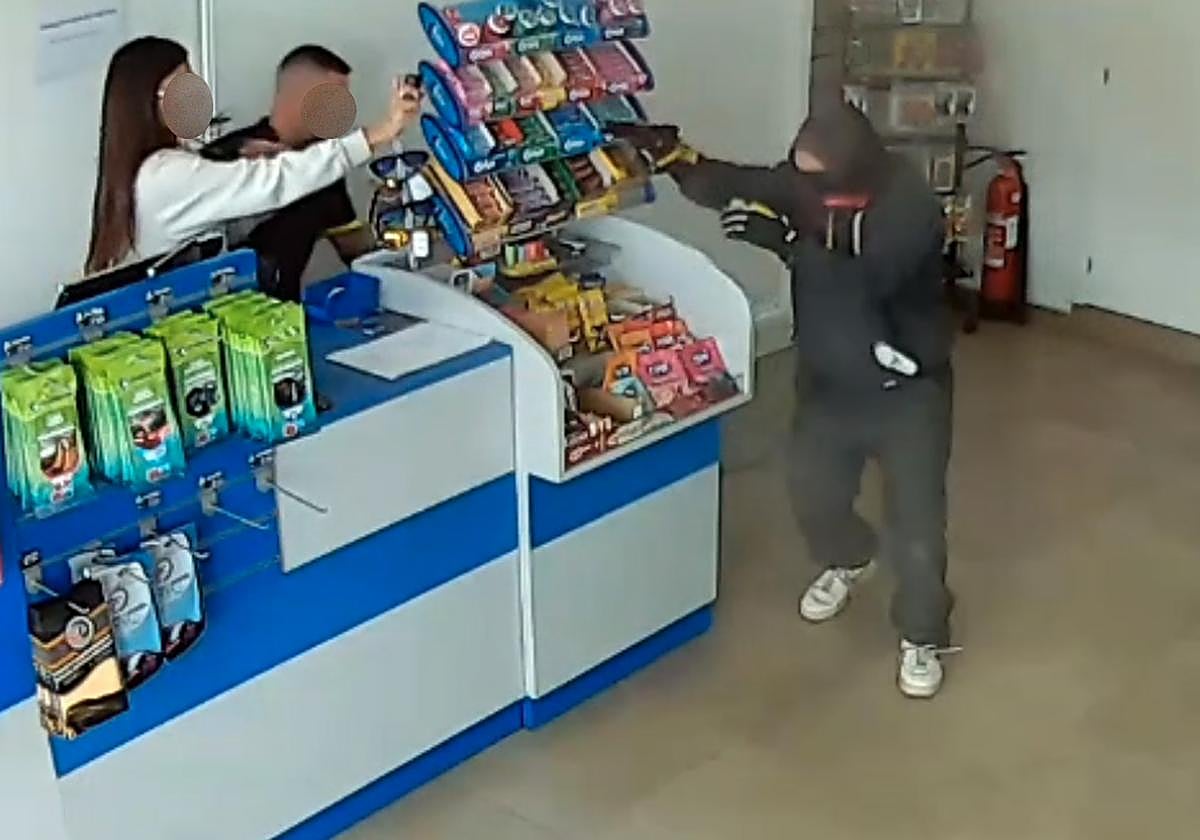 El detenido, durante el atraco a una gasolinera de Águilas.