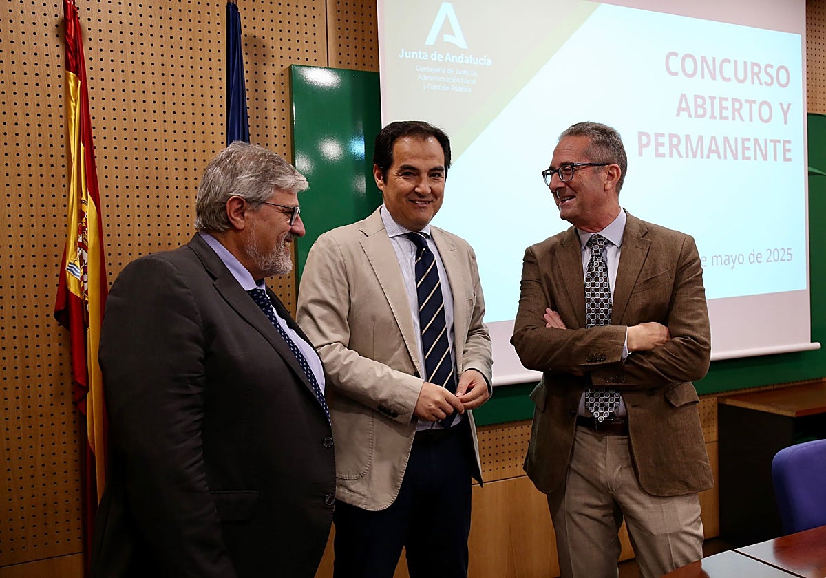 El consejero de Función Pública, José Antonio Nieto (centro), junto a Arturo Domínguez (izquierda) y Antonio Parralo, en una reunión este miércoles en Sevilla
