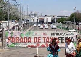 Taxistas disconformes con los cambios en la parada de la Feria de Córdoba: «El espacio que nos han dejado este año está fatal»