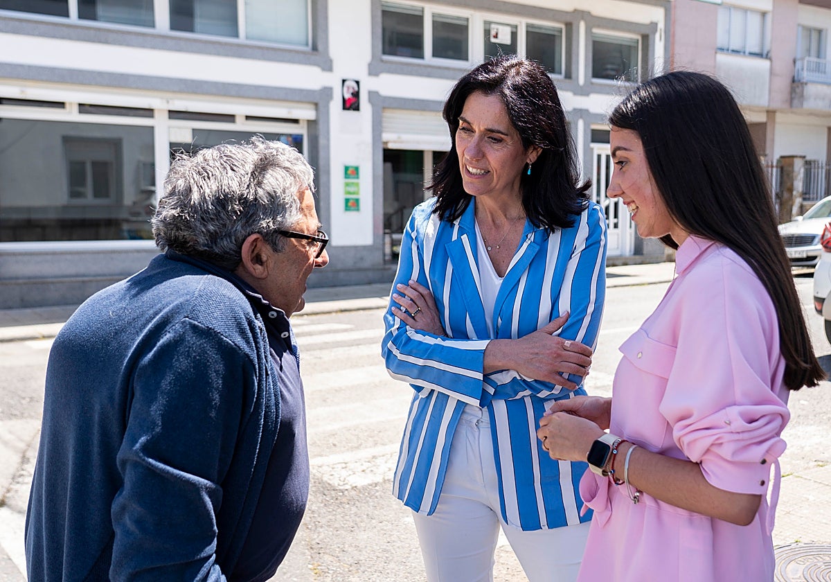 Paula Prado (c.), este miércoles, en Pol (Lugo)