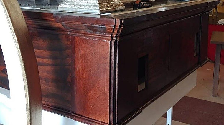 Detalle de la terminación de los bajos de la carreta, en fase de carpintería