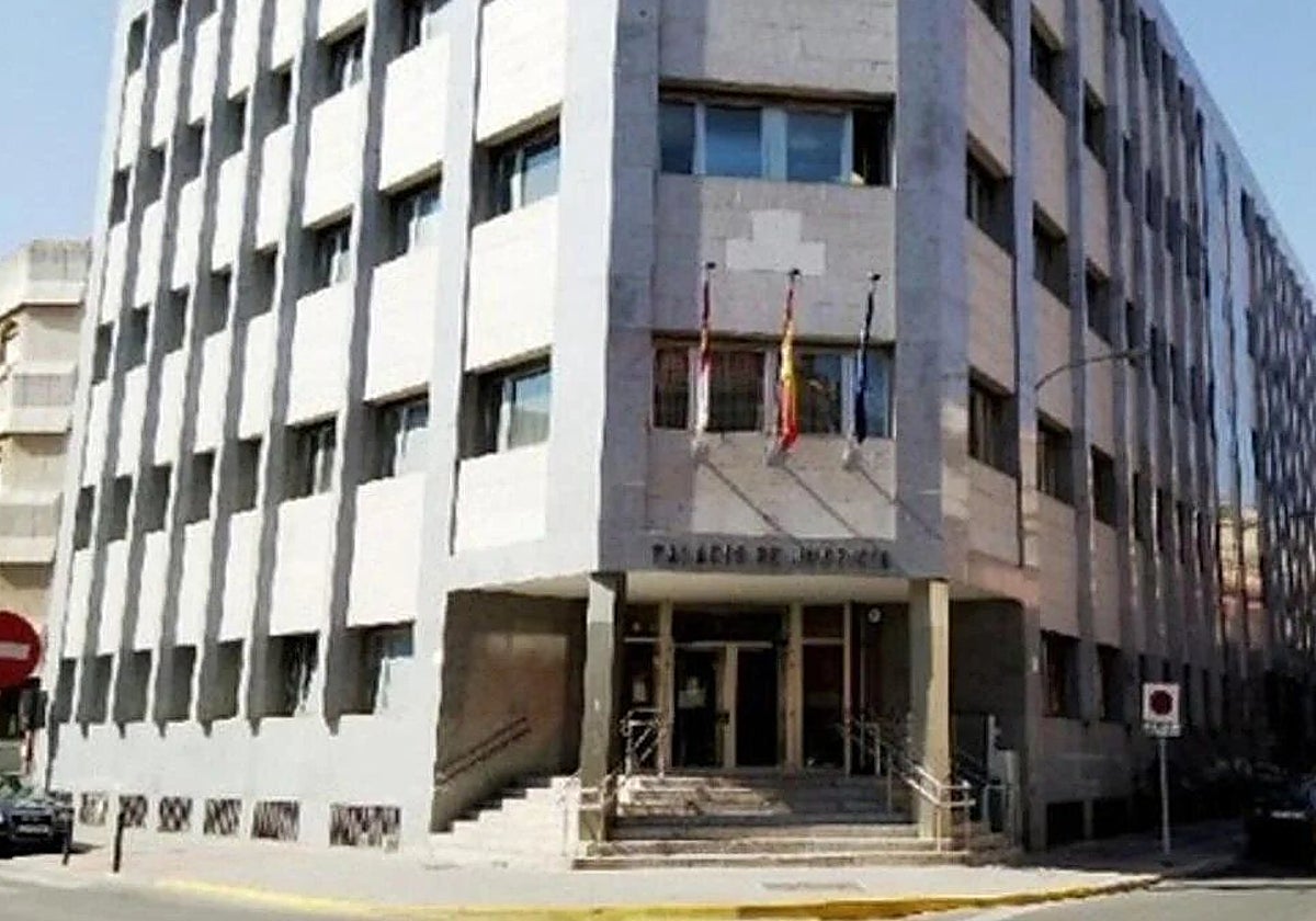 Los forenses descartan que la víctima de Piedrabuena se clavara el cuchillo sola como mantiene su pareja