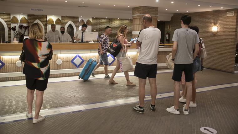Turistas en la recepción del hotel Alfaros