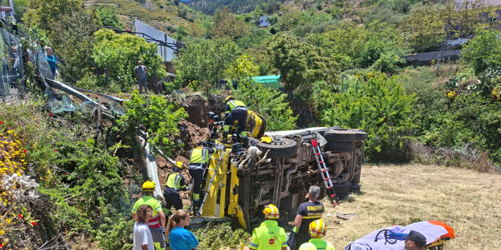 Herido grave un camionero que cayó 15 metros por una ladera en un aparatoso accidente en gran canaria