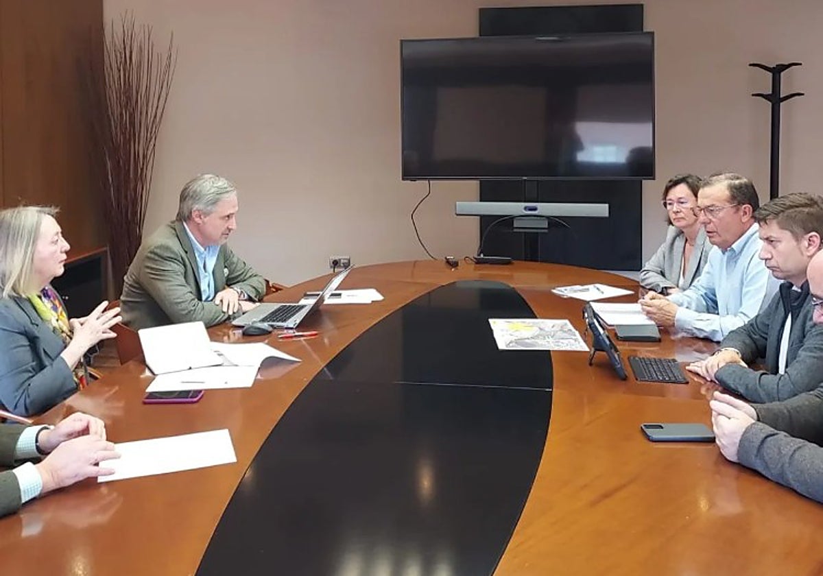 Foto de archivo de la reunión de los responsables de Acuaes y el Ayuntamiento de Camuñas