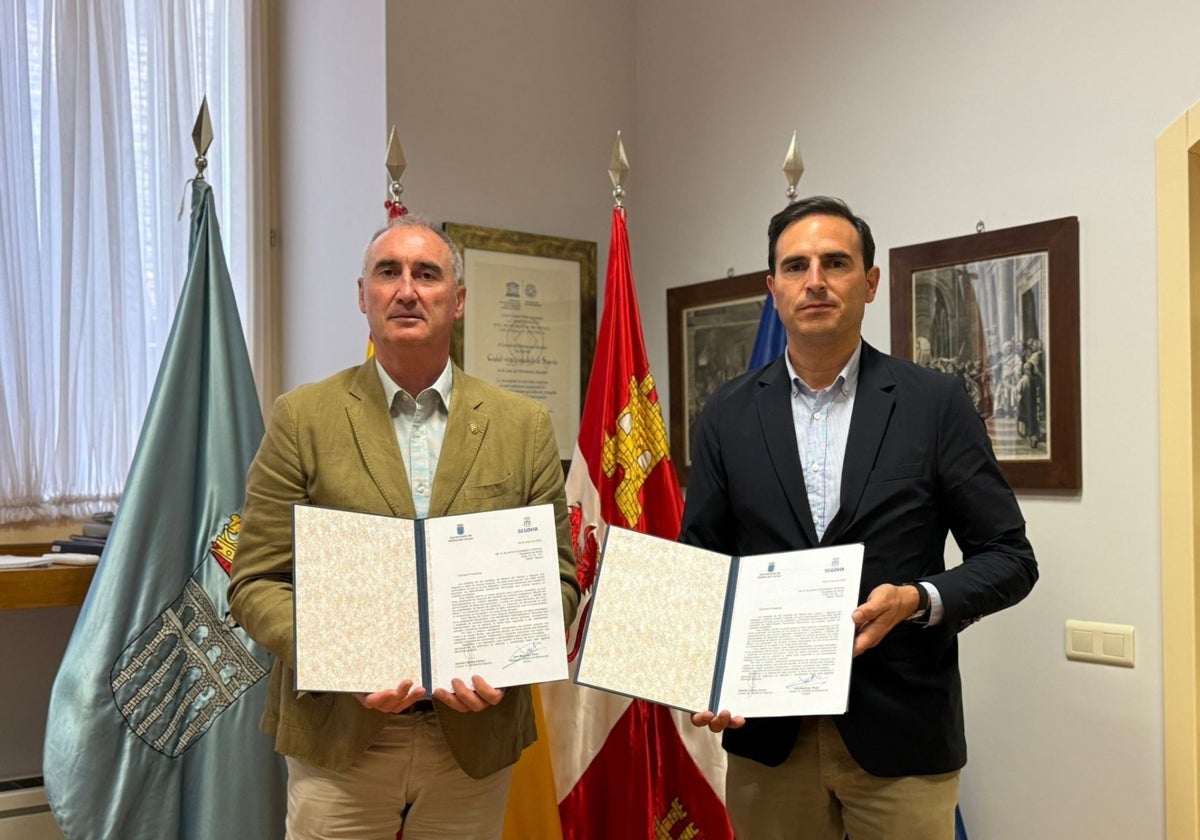 El alcalde de Medina del Campo, Guzmán Gómez (dcha), y el de Segovia, José Mazarías, muestran la carta conjunta dirigida al Presidente de Renfe