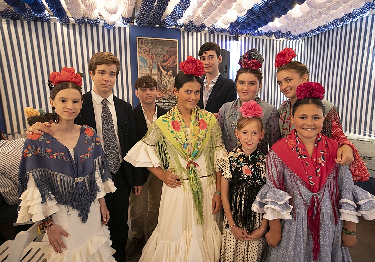 Niños y jóvenes en la caseta El Farolillo