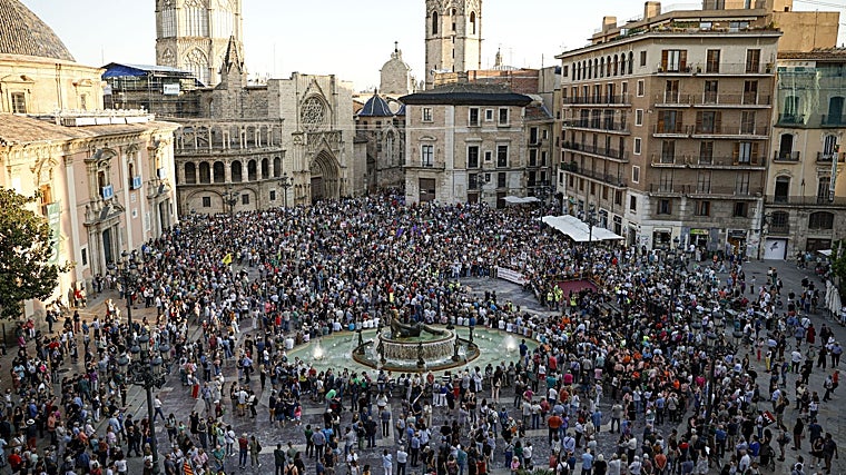 Imagen de la manifestación, este jueves, en la Plaza de la Virgen de Valencia