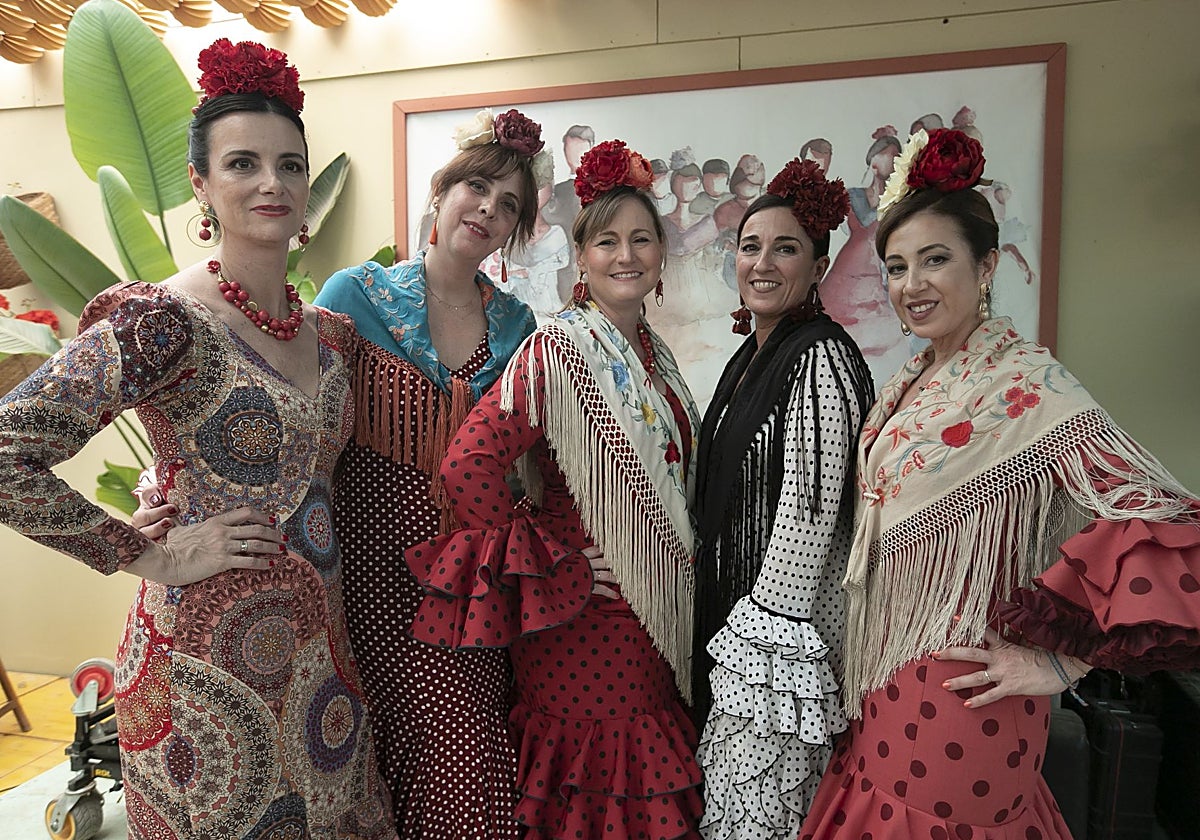 Cuatro mujeres en Amigos del Salmorejo y Peregil, con trajes de la firma Mirasivienes