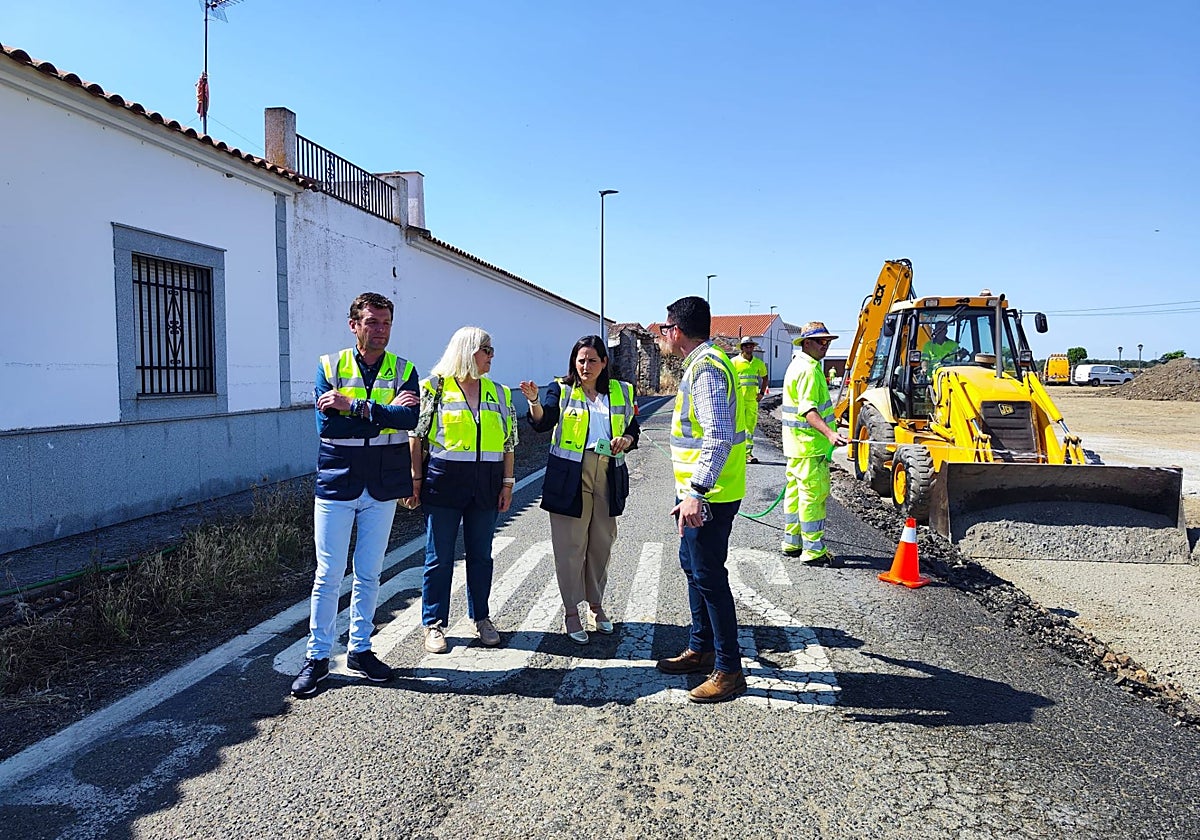 Visita de los responsables de Carreteras de la Diputación Provincial a Torrecampo