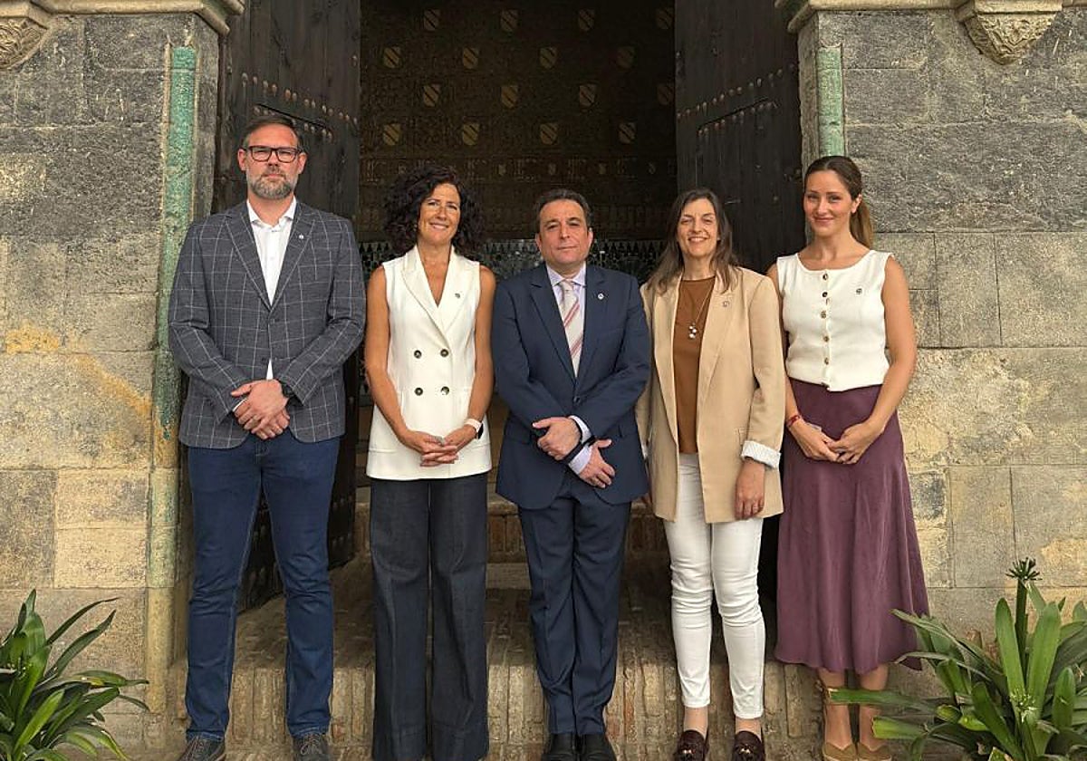 El el centro de la imagen el decano de Filosofía y Letras Javier Martín Párraga junto a su equipo docente