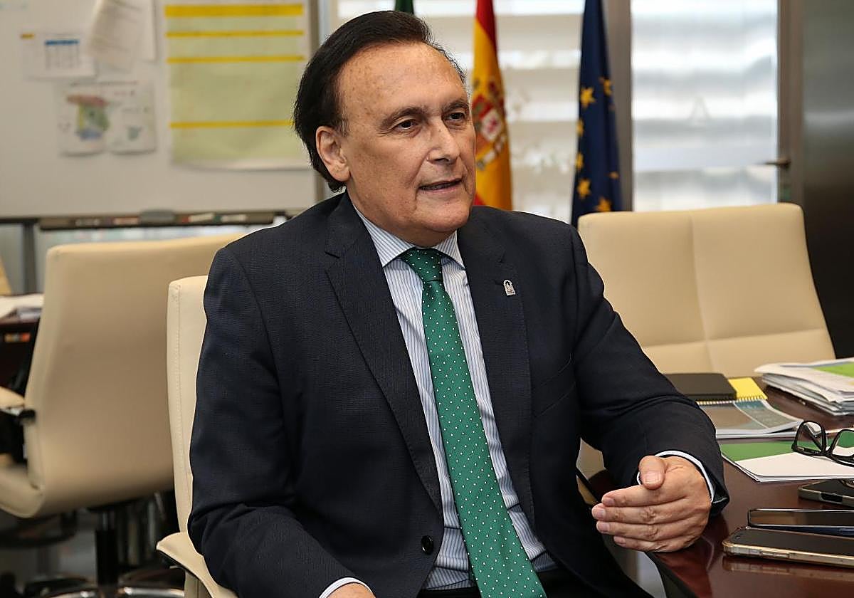 José Carlos Gómez Villamandos en su despacho de la Consejería de Universidad