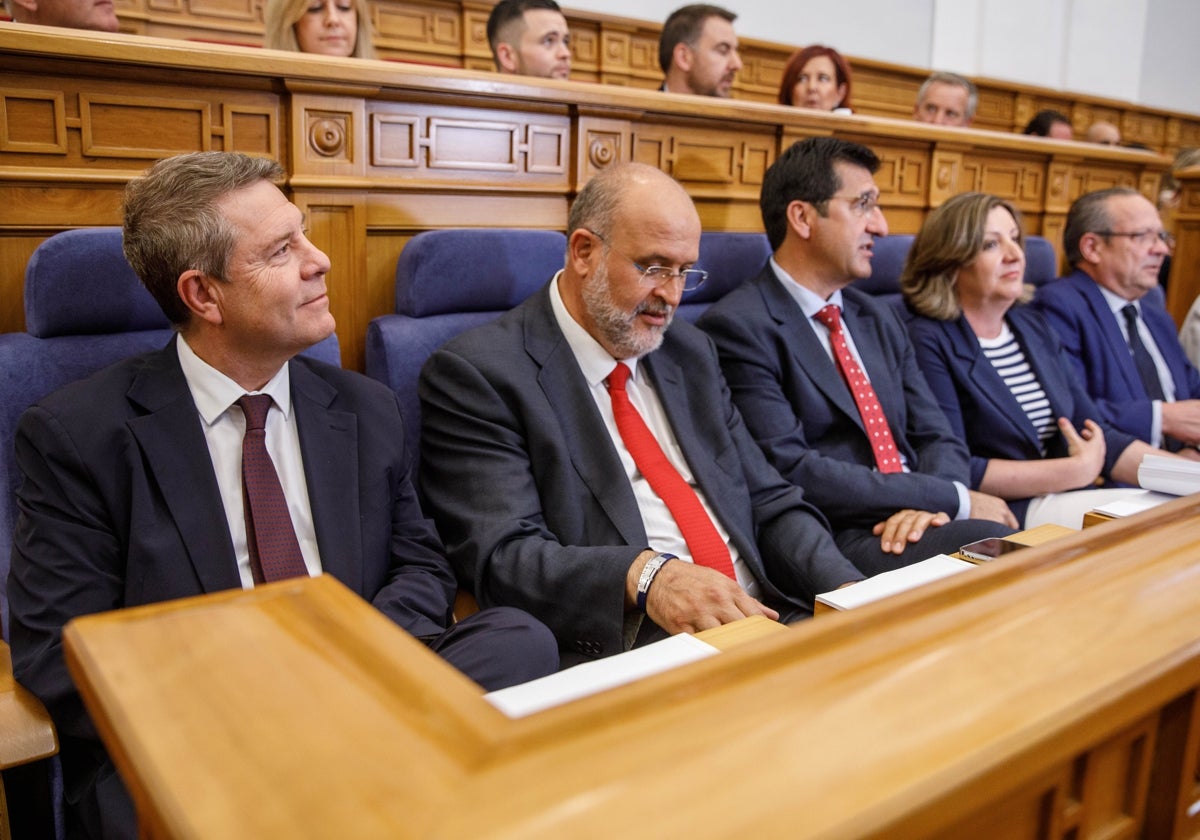 Page junto a su presidente, vicepresidente y consejeros en el pleno del Estatuto