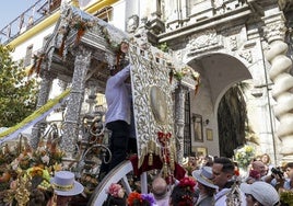 La vistosa salida de la hermandad del Rocío de Córdoba, en imágenes