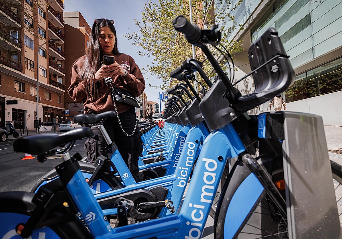 Una usuaria del servicio Bicimad