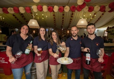 Los 'currantes' que sirven la diversión en la Feria: «Lo básico es buena cara ante cualquier situación»