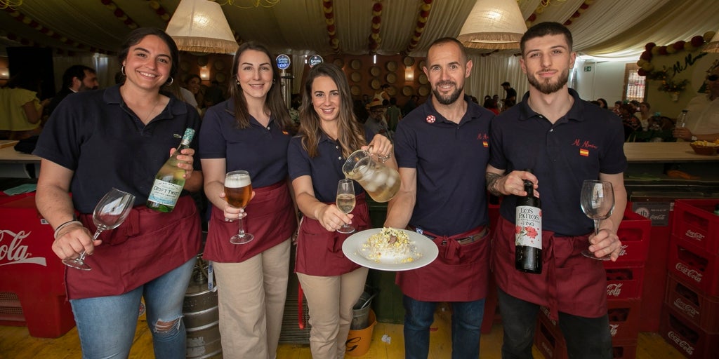 Los 'currantes' que sirven la diversión en la feria de córdoba: «lo básico es buena cara ante cualquier situación»