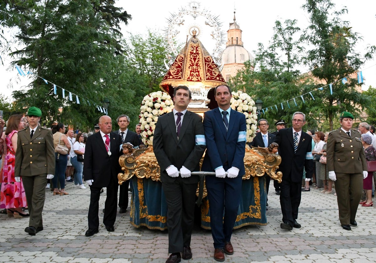 La Virgen del Prado, a su salida de la Basílica