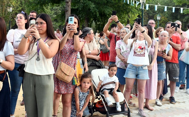 Imagen principal - La Virgen ha procesionado siempre arropada por cientos de talaveranos y acompañada por la Corporación municipal de Talavera, encabezada por el alcalde, José Julián Gregorio. Pasadas las seis y media de la tarde, la talla de la Virgen descendía de su camarín