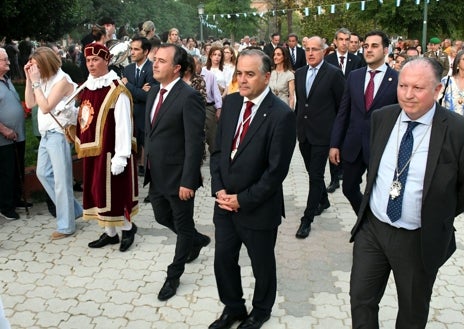 Imagen secundaria 1 - La Virgen ha procesionado siempre arropada por cientos de talaveranos y acompañada por la Corporación municipal de Talavera, encabezada por el alcalde, José Julián Gregorio. Pasadas las seis y media de la tarde, la talla de la Virgen descendía de su camarín