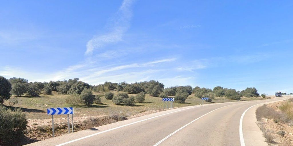 Muere un hombre tras chocar su coche frontalmente contra un camión en Menasalbas