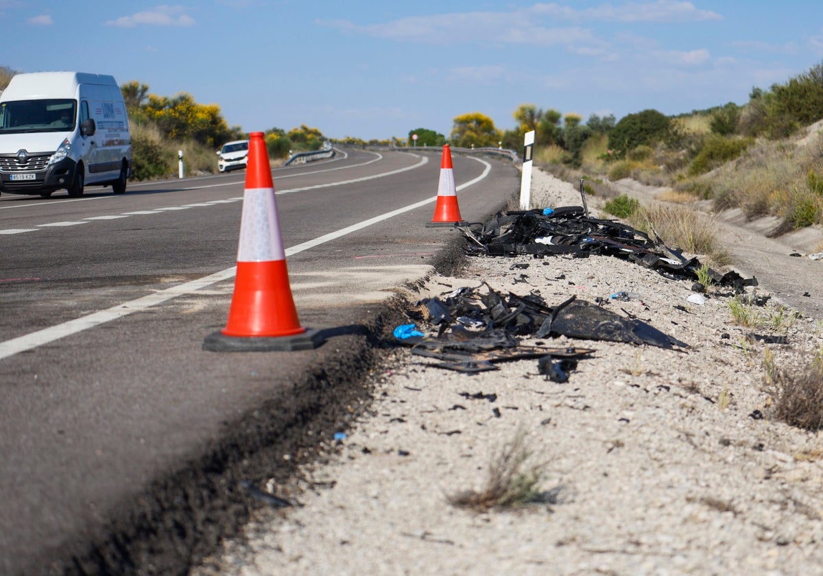 Restos de un vehículO del accidente de tráfico en el que murieron tres personas en Baena