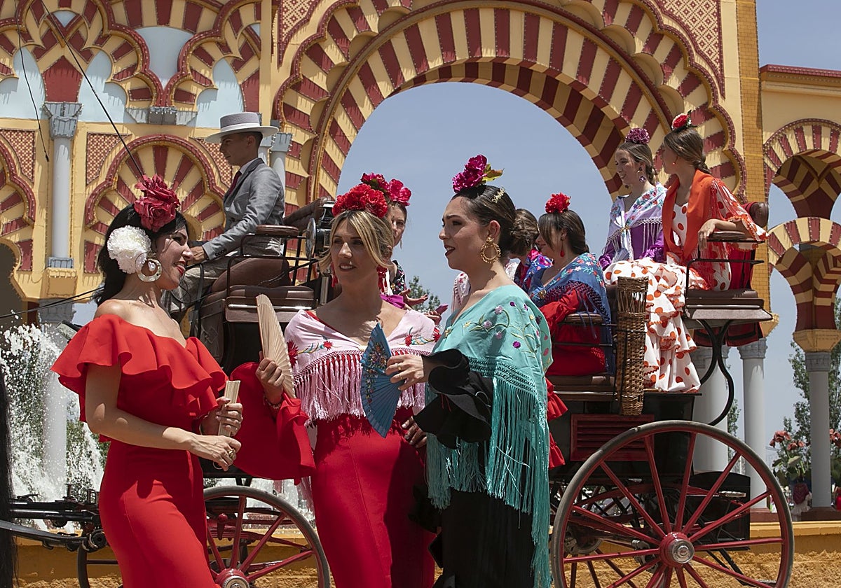 Jóvenes junto a la portada de la Feria de Córdoba