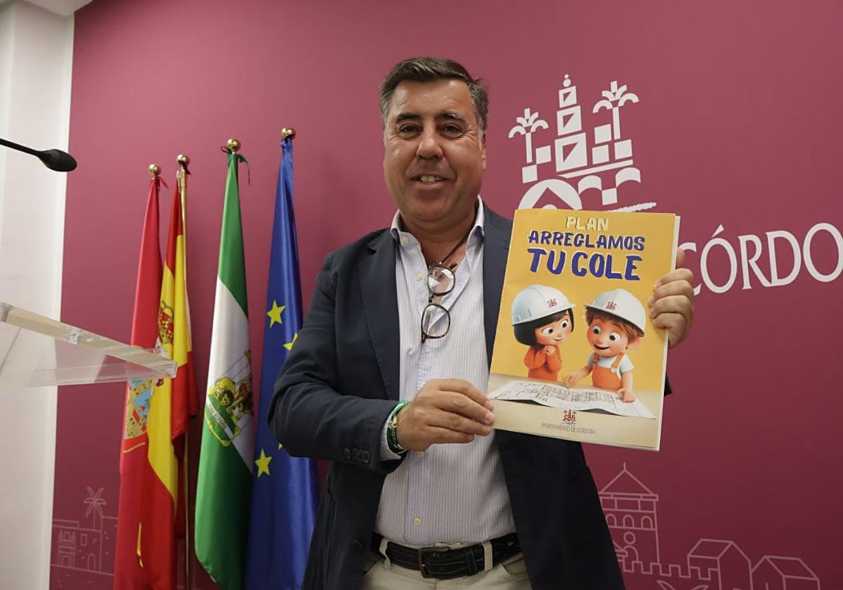 El concejal de Infraestructuras del Ayuntamiento de Córdoba, durante su comparecencia