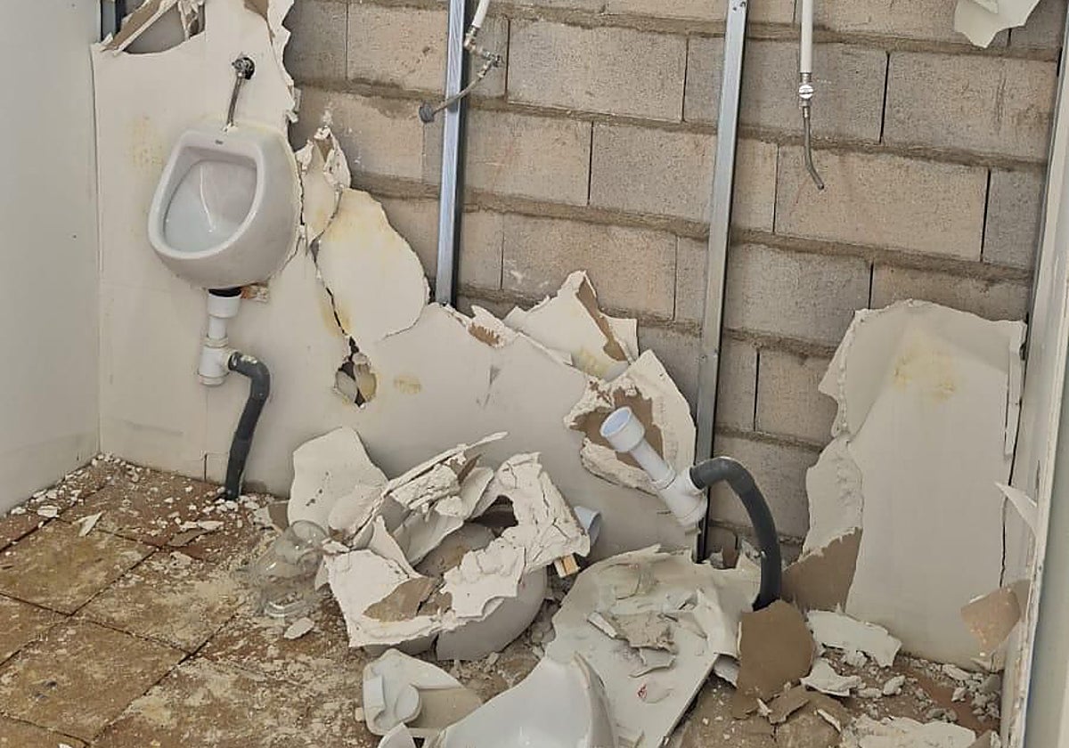 Aspecto que presentaba ayer el aseo tras el ataque vandálico sufrido en 'La Castañuela'