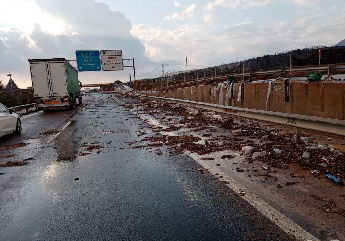 Estado en el que quedó la A7 en Almería a la altura de Balanegra