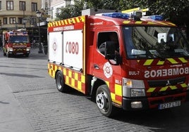 Evacuados al hospital dos niños y un joven de 20 años tras el incendio de una vivienda en el Campo de la Verdad de Córdoba