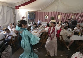 La caseta 'El Esparraguero', fiel al espíritu de la Feria de Córdoba: «En los turnos participamos 150 hermanos»