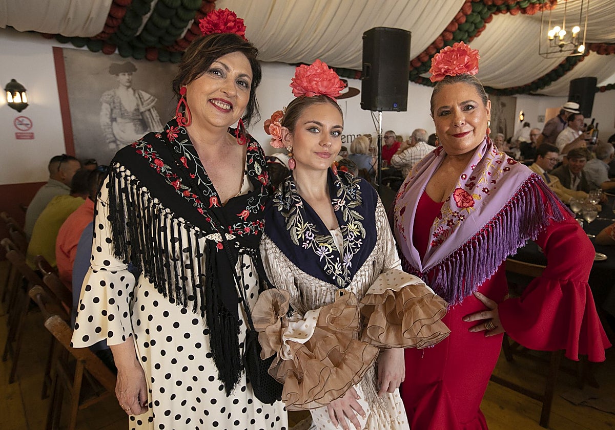 Tres mujeres en la caseta La de Siempre