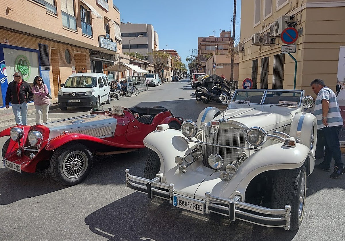 Dos coches clásicos expuestos en la segunda concentración en Mutxamel, el año pasado
